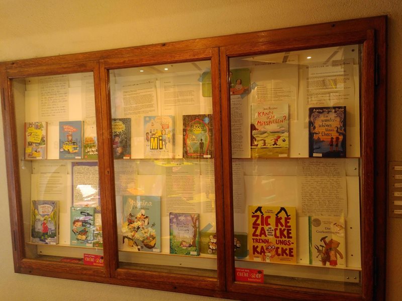 Rezensionen-des-Biblioclubs-zu-Buchern-zu-Kinderrechten-im-Schaufenster-des-Chinderbuechlade.jpg