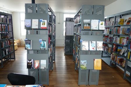 Regale_zu_hoch_in_niedrigem_Raum.jpg