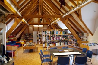 Bibliothek-Ins-Innenansicht-3.jpg