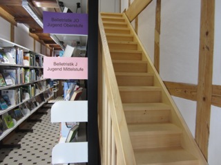Treppe-zu-Sachbibliothek-im-OG.jpg
